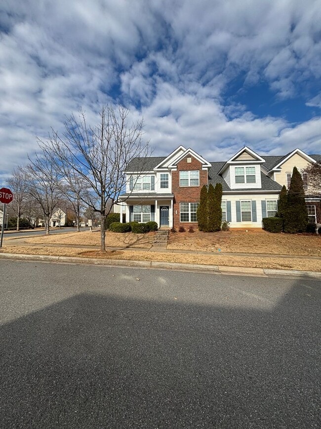 Building Photo - Spacious End Unit 3BR/2.5BA Townhouse