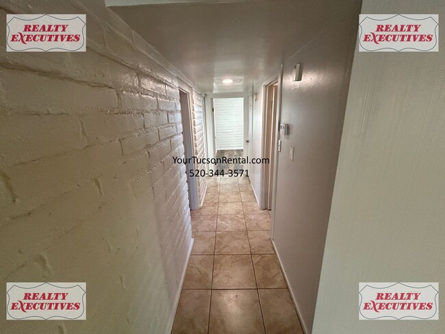 Building Photo - Romero Rd & Roger Rd - 3 bedroom 2 bath ho...