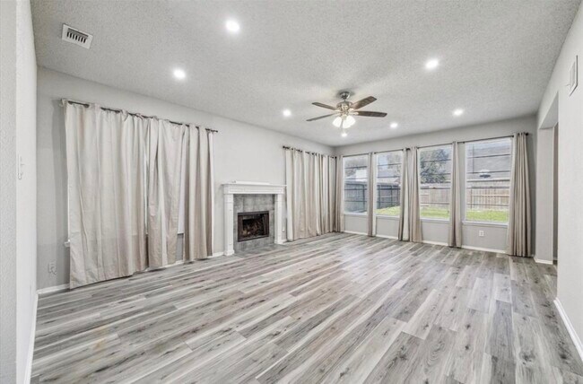 Building Photo - 8030 Log Hollow Dr