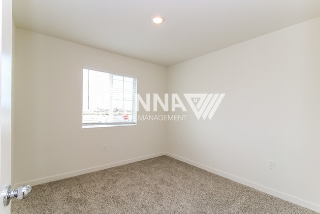 Building Photo - ONE MONTH FREE RENT IF APPROVED AND MOVED IN BY 1/15/26