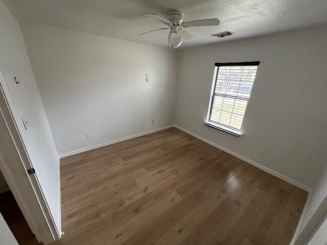 Building Photo - 3907 Cinnamon Cove Dr