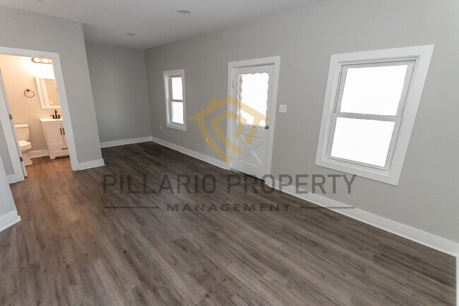 Building Photo - Charming 3-Bedroom Bungalow Near Garfield ...