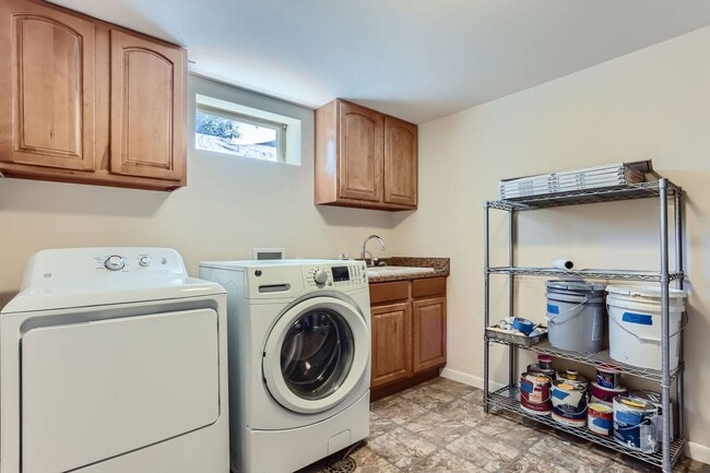 Building Photo - Beautiful Bungalow in Great Englewood Loca...