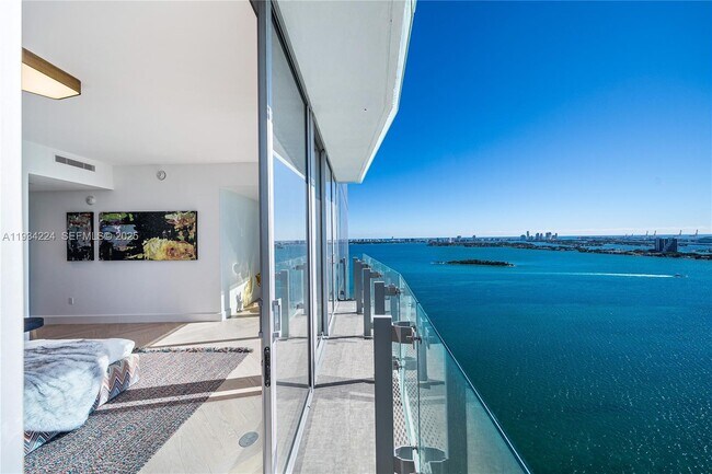 Building Photo - 700 NE 26th Terrace