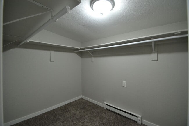 Building Photo - 2 Bed 1 Bath - Fully Renovated - Available...