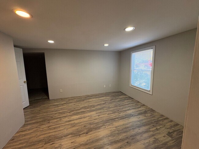 Building Photo - 3846 Ridge Ave