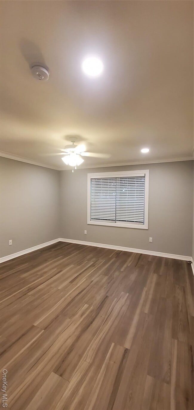 Building Photo - 81 Secatogue Ave