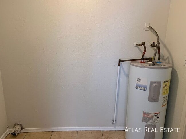 Building Photo - 128 W Inglewood St