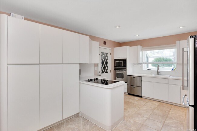 Building Photo - 90 E 7th St