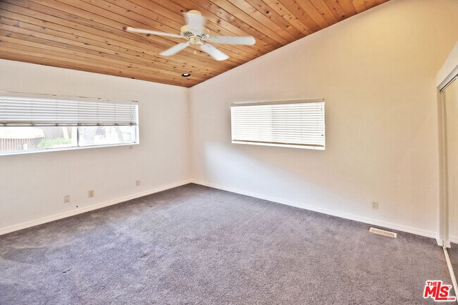 Building Photo - 2885 Searidge St