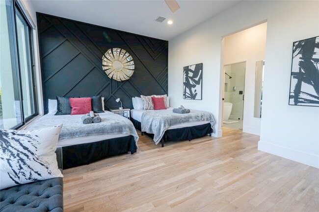 Building Photo - 709 Memorial Heights Dr