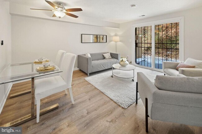 Living Room, Pic 4 - 1792 Dutch Village Dr