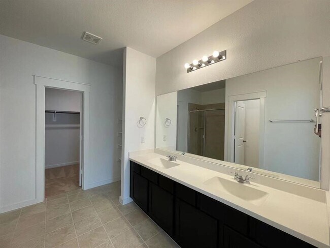 Building Photo - 815 Summer Vlg Wy