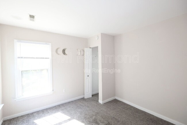 Building Photo - 6004 Manor Park Terrace