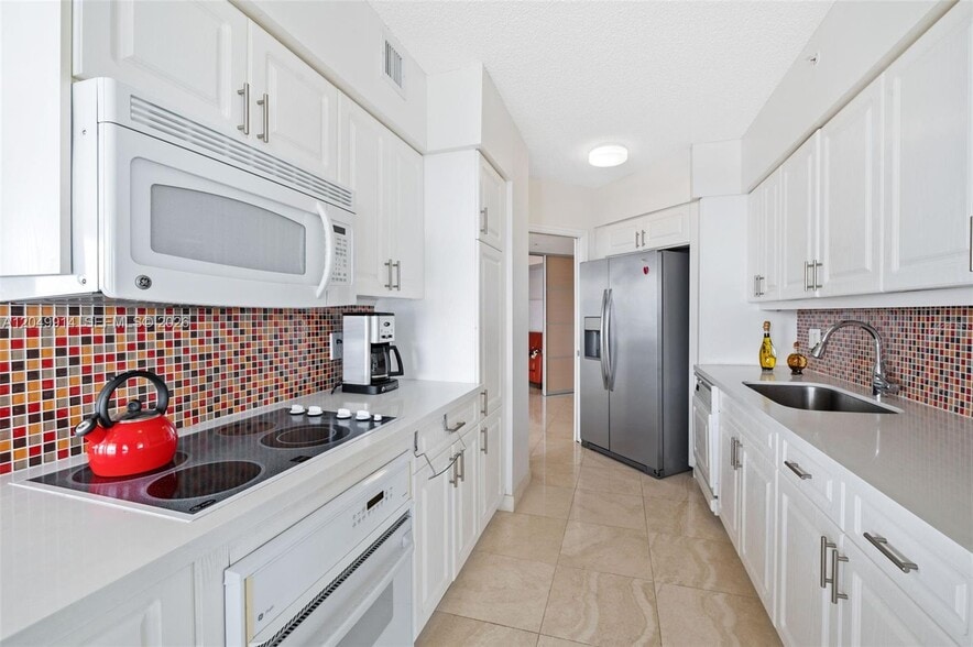 Building Photo - 16400 Collins Ave