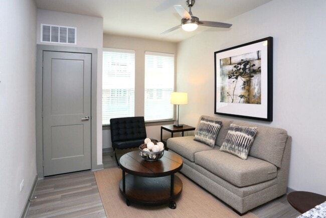 Building Photo - 680 E Algonquin Rd