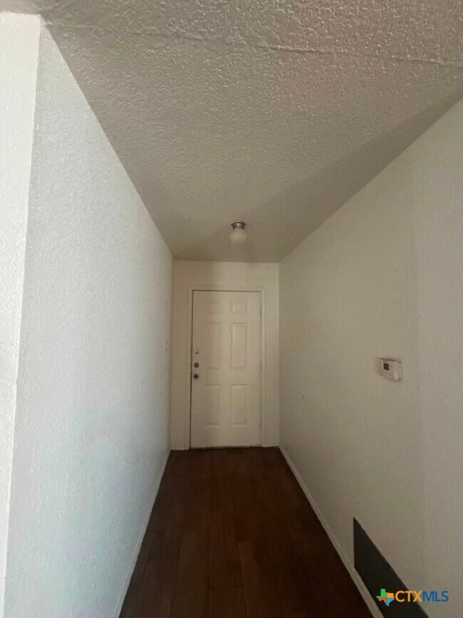 Building Photo - 3804 Captain Dr