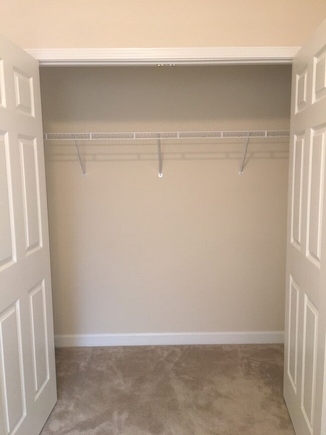 Building Photo - Large 3 Bedroom 1st Floor Condo in Ashley Park