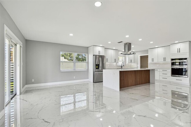 Building Photo - 3913 Fontainebleau Dr