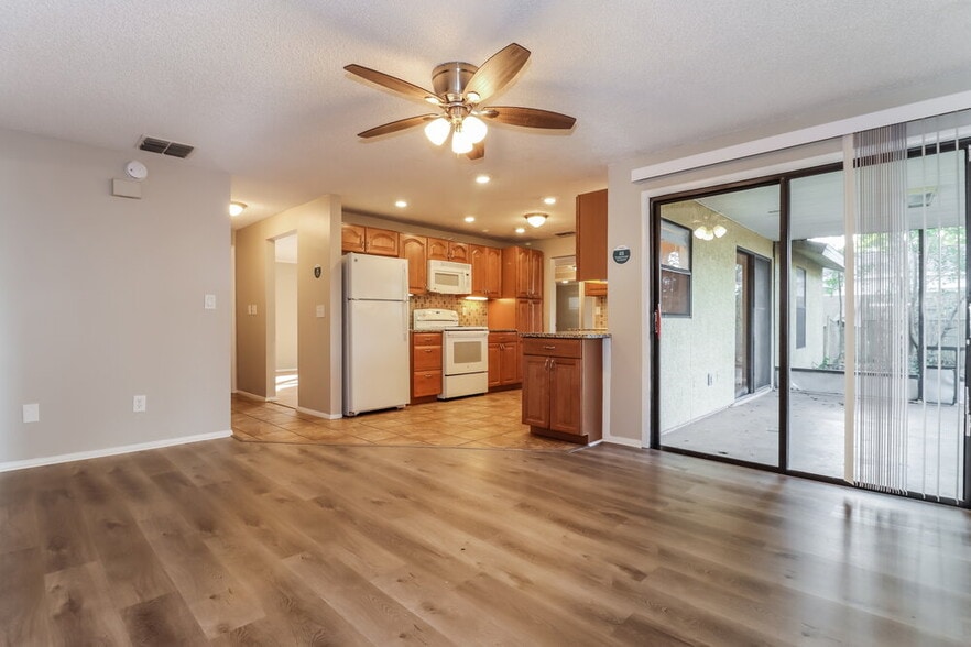 Building Photo - 7801 Glencoe Dr