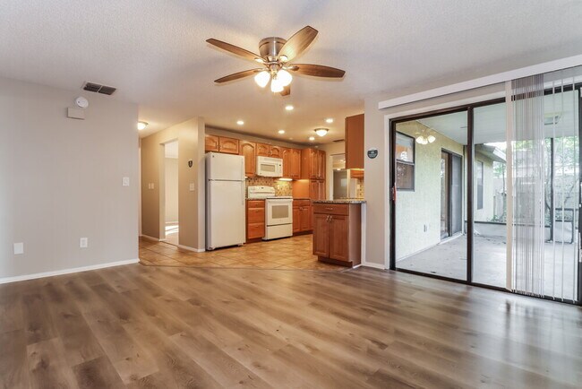 Building Photo - 7801 Glencoe Dr