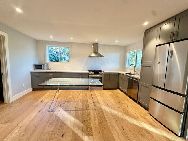 Building Photo - Fairfax Hillside Flat w/Valley Views