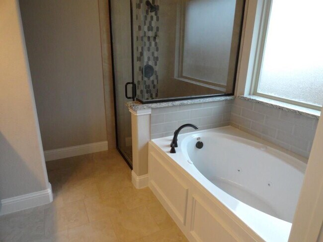 Building Photo - 309 Peachtree Ln