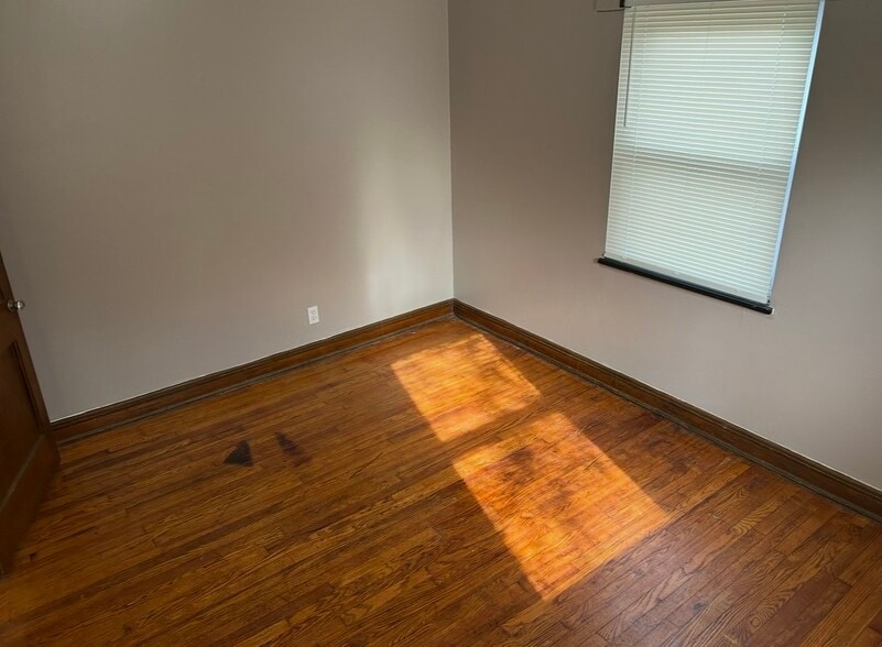 Building Photo - 105 Forest Ave