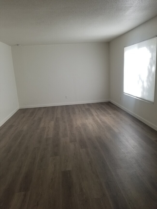 Building Photo - 1819 S Windsor