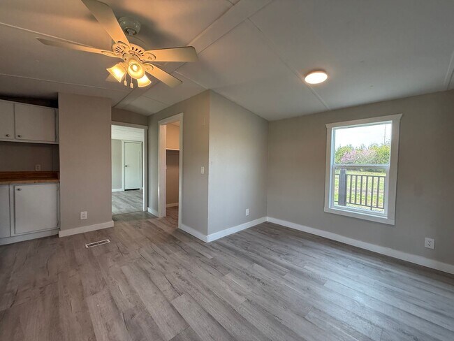 Building Photo - 3 Bedroom 2 Bathroom Mobile Home Located in Mosheim, TN