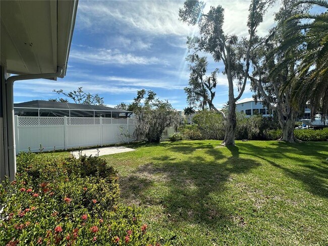 Building Photo - 812 Bayview Dr