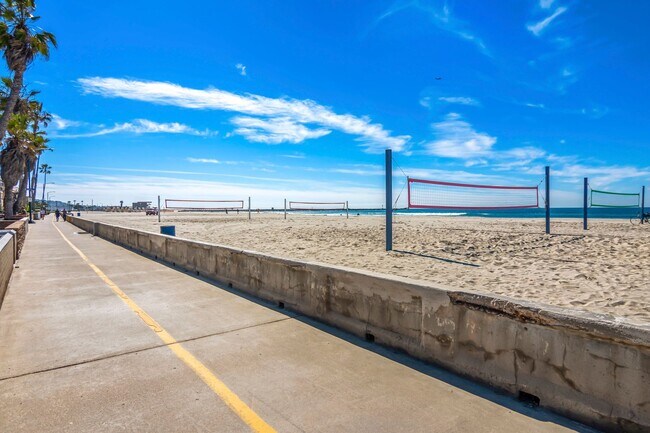 Building Photo - Live by the Beach! 2BD/1BA Mission Beach Apartment with Garage!
