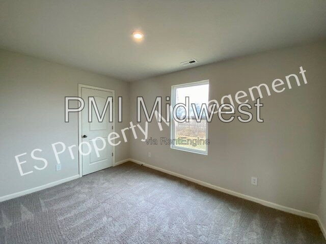 Building Photo - 2608 W Kings Cyn Dr