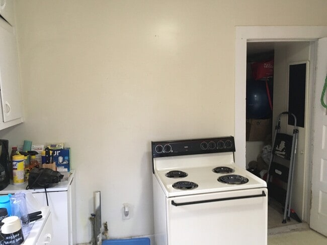 Building Photo - 880 Sunset Dr