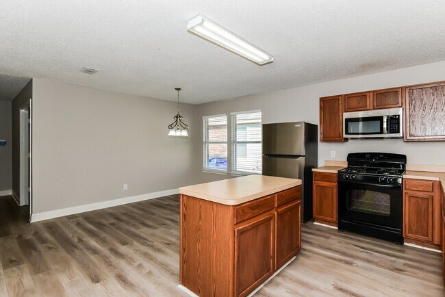 Building Photo - 1034 Hampton Dr