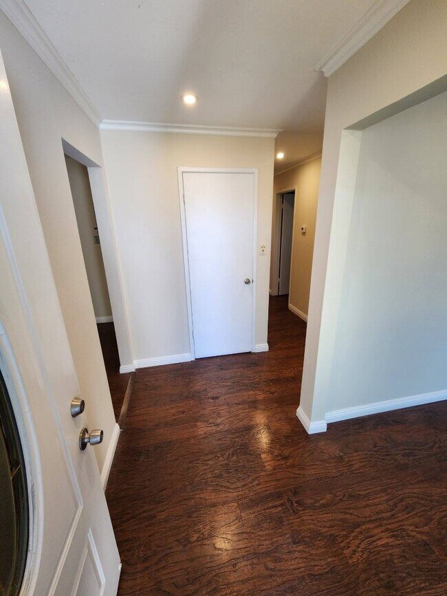 Building Photo - 324 Brookside Dr