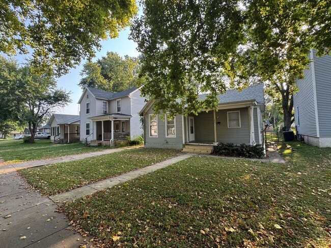 Building Photo - Charming Updated 2 Bedroom Home with New F...