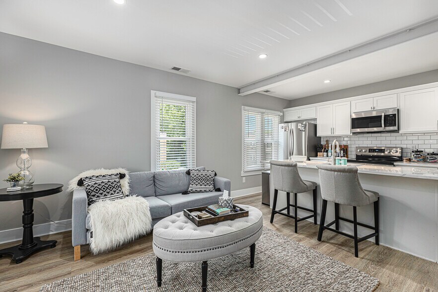 Building Photo - 211 S Pleasant St