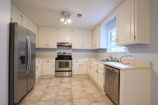 Building Photo - Ridgewood Court Home