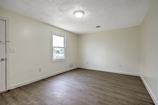 Building Photo - 4 Bedrooms 3 Baths Bristol TN