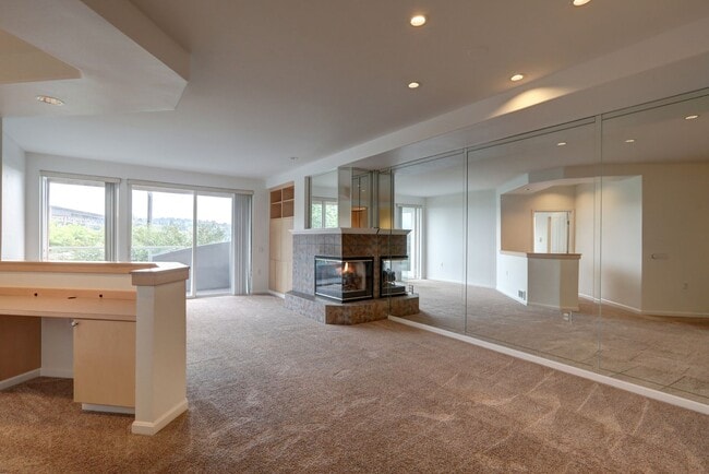 Building Photo - Large 2bd, 2ba Condo Available w/ Lake Uni...
