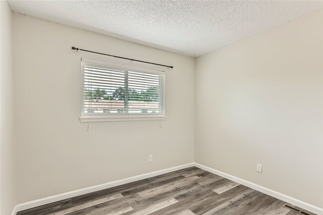 Building Photo - Charming 3 Bedroom 2 Bath Townhome In Aurora!