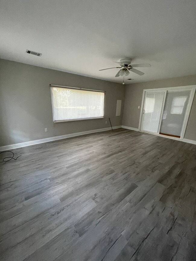 Building Photo - Ideal for Families or Roommates: 4BR/3BA Lakefront Home with Dual Private Suites