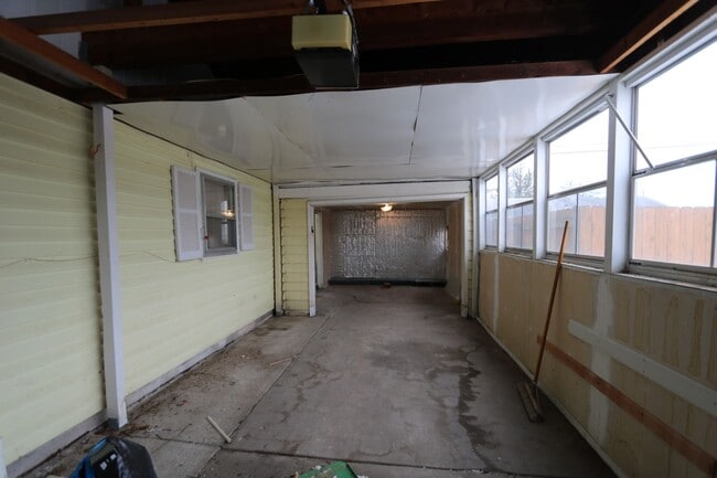 Building Photo - 3 Bedroom 1 Bath