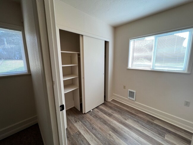 Building Photo - Cute cottage in Seal Rock!