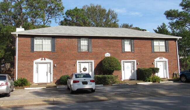 Building Photo - Charming Townhome with Fireplace & Fenced ...