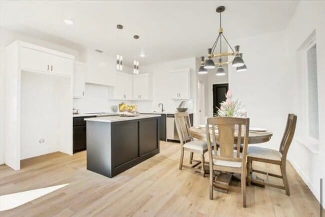 Building Photo - Modern home