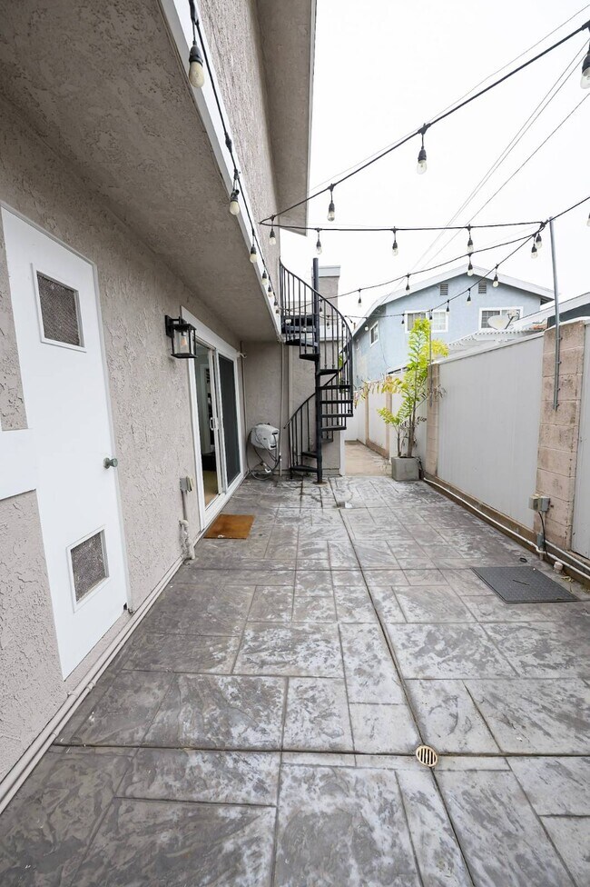 Building Photo - 2107 Dufour Ave