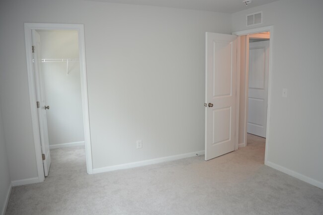 Building Photo - 840 Bellewood Gardens Dr