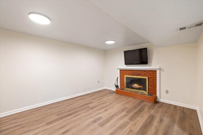 Building Photo - Spacious 3 bed 2.5 bath in Eastgate neighborhood.
